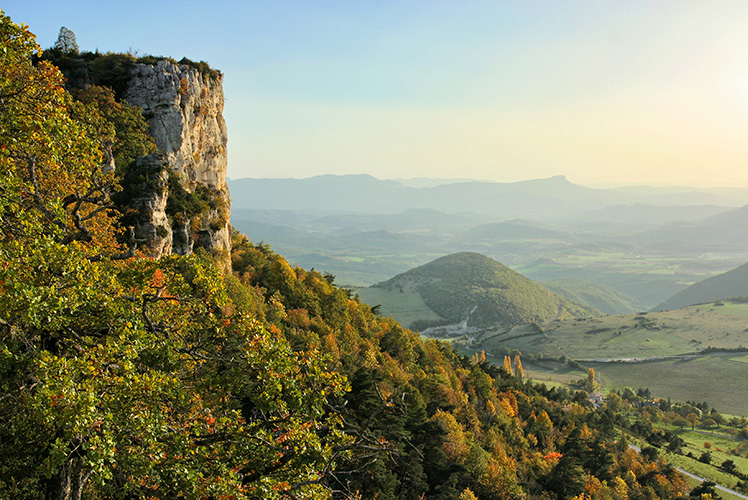 plateau du Veylan, Plan de Baix, vallée de la gevanne et au loin la forêt de Saoû